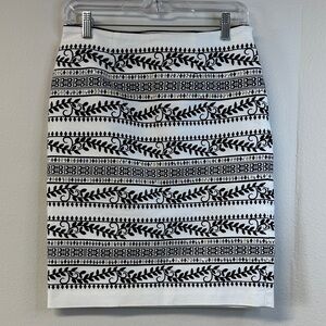 White House Black Market Black & White Embroidered Pencil Skirt Size 2
